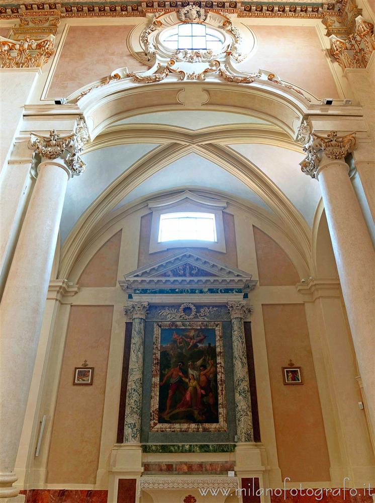 Recanati (Macerata) - Campata laterale con l'altare dedicato al Martirio di Santa Paolina nella Concattedrale di San Flaviano